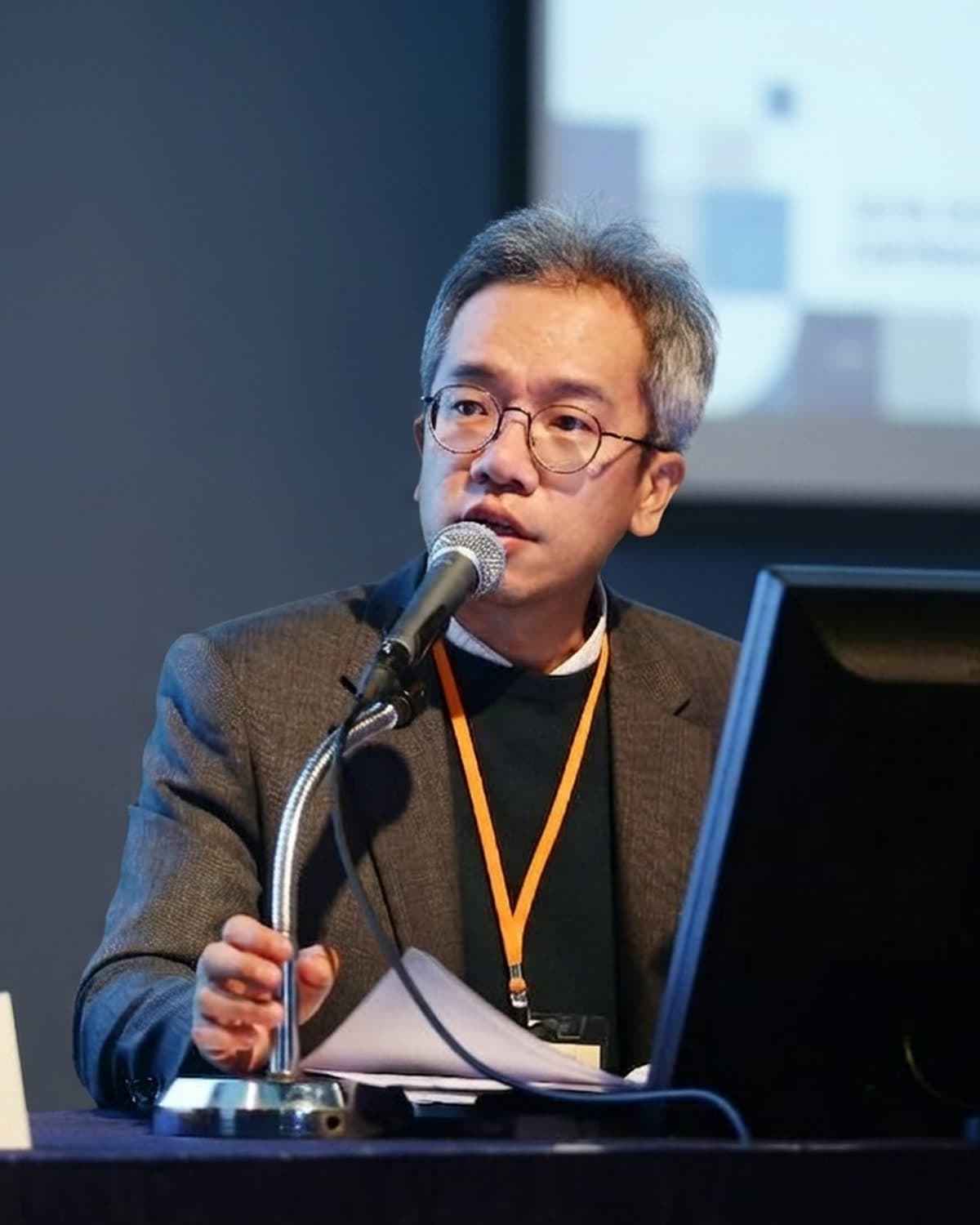 검암스타365의원 대표원장과 의료진 - 접수 카운터 앞에서
